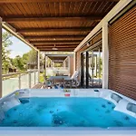 2 Bedroom Awesome Stacaravan In Vabriga بوريتش