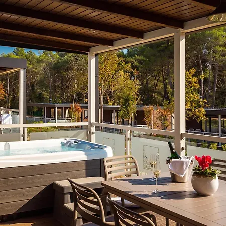 Lovely Stacaravan In Vabriga With Wifi Campingplads Poreč