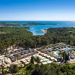 Parque de Campismo 2 Bedroom Awesome Stacaravan In Vabriga 5*